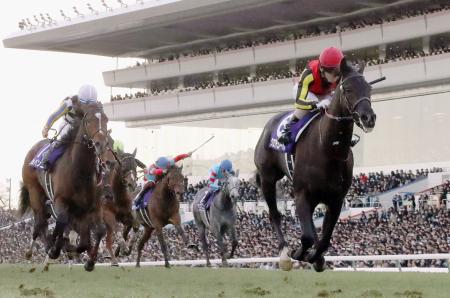 　第４１回ホープフルステークスで優勝したクロワデュノール（右端）＝中山競馬場