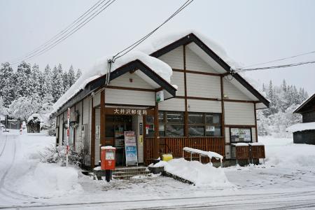 　山形県西川町の大井沢支所の業務を全面委託された大井沢郵便局＝１６日