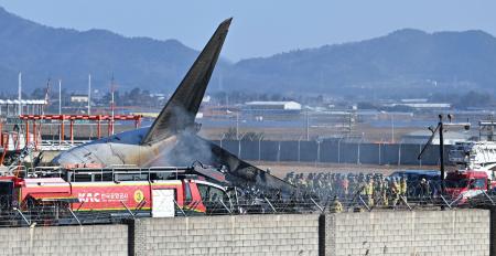 　２９日、旅客機事故が起きた韓国の務安国際空港で、救助に当たる消防隊員ら（ＡＰ＝共同）