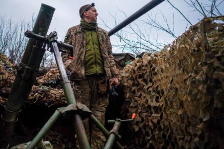 　２６日、ウクライナ・トレツク近郊でロシア軍の無人機警戒に当たるウクライナ兵（ゲッティ＝共同）