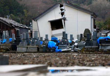 　地震で倒壊した墓石＝２４日、石川県輪島市