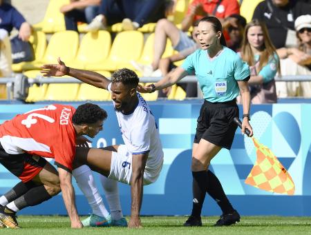 　パリ五輪サッカー男子１次リーグのエジプト―ドミニカ共和国戦を担当した手代木直美さん（右）＝２０２４年７月、ナント（共同）