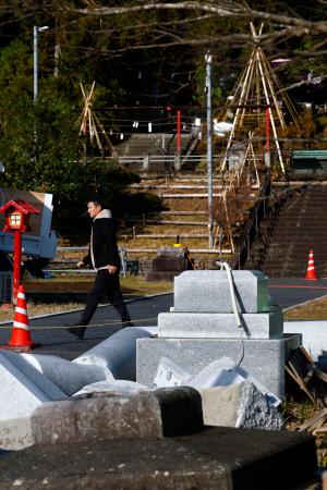 　鳥居や灯籠が倒れたままになっている石川県珠洲市の春日神社。元日で能登半島地震の発生から１年となる＝３０日午前