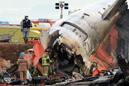 　韓国・務安国際空港で起きた旅客機事故の現場で対応に当たる当局者ら＝３０日（共同）