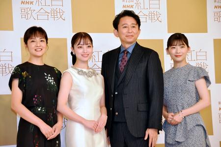 　ＮＨＫ紅白歌合戦前日に取材に応じる（左２人目から）橋本環奈さん、有吉弘行さん、伊藤沙莉さんら＝３０日午後、東京都渋谷区