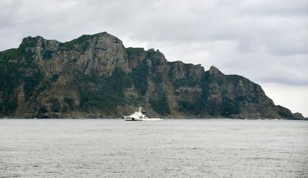 　沖縄県・尖閣諸島の魚釣島＝４月