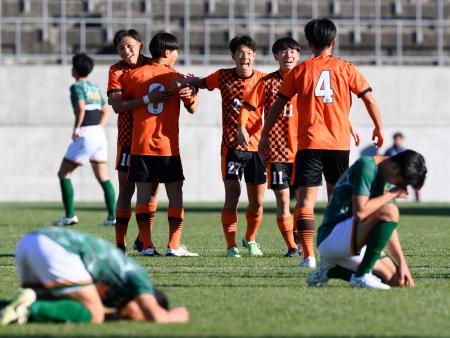 　青森山田に競り勝ち、喜ぶ高川学園イレブン＝ＮＡＣＫ５