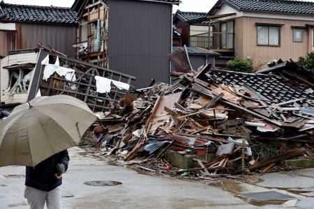 　石川県輪島市で倒壊したままの建物＝１２月２８日