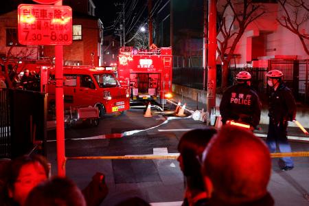 　騒然とする住宅火災があった現場付近＝３１日午後６時４４分、東京都墨田区