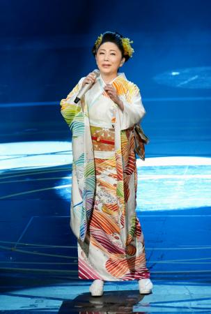 　第７５回ＮＨＫ紅白歌合戦で歌う石川さゆりさん＝３１日夜、東京・渋谷のＮＨＫホール