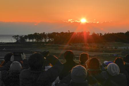 　福島県双葉町で初日の出を見る人たち。能登半島地震の被災者へ思いを寄せて平穏な１年を祈った＝１日午前７時４分