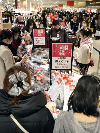 　近鉄百貨店本店の初売りで、商品を買い求める人たち＝２日午前、大阪市阿倍野区