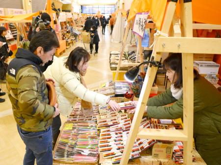 　客でにぎわう「出張輪島朝市」の初売り＝２日午前、石川県輪島市