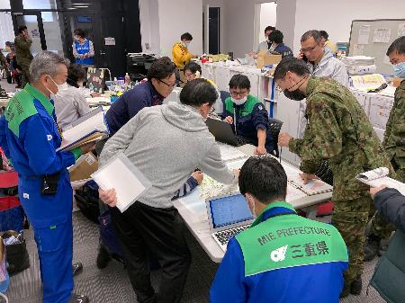 　能登半島地震で被災した石川県輪島市役所で、支援の調整に当たる三重県の総括支援チーム＝２０２４年１月（三重県提供）