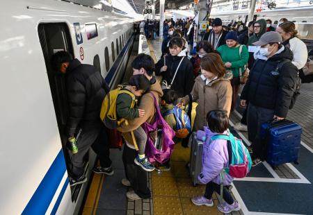 　Ｕターンラッシュがピークを迎え、混雑するＪＲ新大阪駅の新幹線ホーム＝４日午前