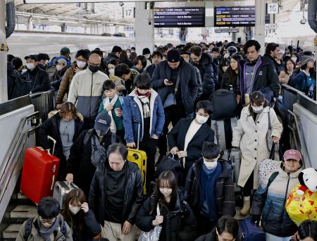 　Ｕターンラッシュがピークを迎え、混雑するＪＲ東京駅の東海道新幹線ホーム＝４日午後