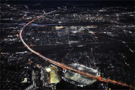 　Ｕターンラッシュがピークを迎え、東京方面（手前）へ向かう車で混雑する、神奈川県の東名高速道路海老名サービスエリア付近＝４日夕（共同通信社ヘリから）