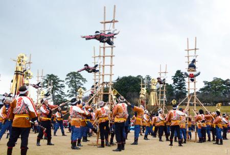 　金沢市の消防出初め式で披露された「はしご登り」＝５日午前、金沢城公園