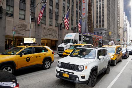 　米ニューヨーク・マンハッタン中心部の渋滞＝４日（共同）