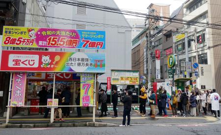 　年末ジャンボを買い求める人が並ぶ広島市の宝くじ売り場＝２０２４年１２月