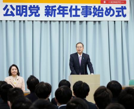 　公明党の仕事始め式であいさつする斉藤代表（右）＝６日午前、東京都新宿区