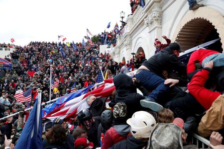 　２０２１年１月６日、米ワシントンの連邦議会議事堂内に乱入しようとするトランプ大統領（当時）の支持者（ロイター＝共同）