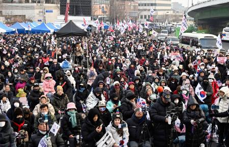 　６日、ソウルの韓国大統領公邸付近に集まった尹錫悦大統領の支持者ら（共同）