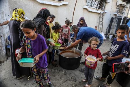 　ガザ中部デールバラハで食べ物を配る世界食糧計画（ＷＦＰ）＝昨年１０月（ゲッティ＝共同）