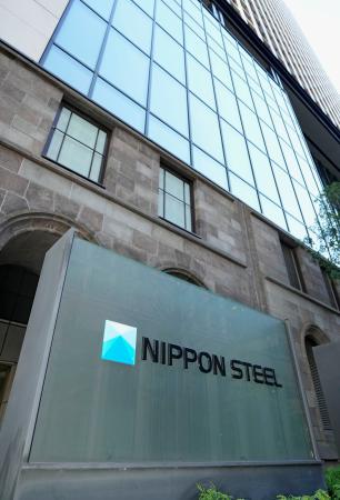 　日本製鉄本社が入るビルとロゴ＝東京都千代田区