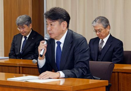 　福島県の内堀知事と会談する東京電力ホールディングスの小早川智明社長＝７日午前、福島県庁