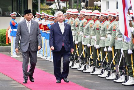 　儀仗隊による栄誉礼を受ける中谷防衛相。左はインドネシアのシャフリ国防相＝７日、ジャカルタ（共同）