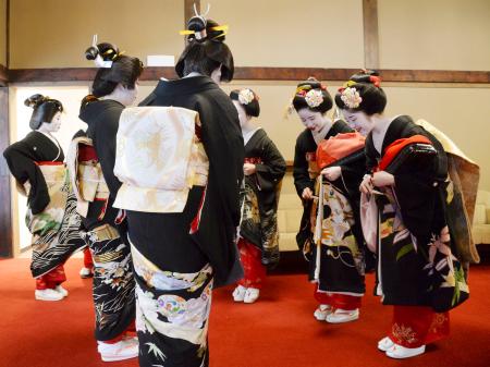 　京都の花街の仕事始めに当たる「始業式」を前に、あいさつを交わす芸妓や舞妓＝７日午前、京都市東山区