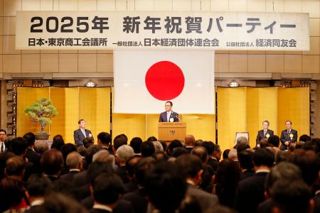 　東京都内で開かれた経済３団体の新年祝賀会＝７日午後