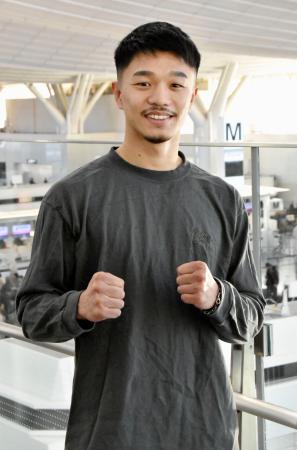 　羽田空港でポーズをとるＷＢＣバンタム級王者の中谷潤人＝７日