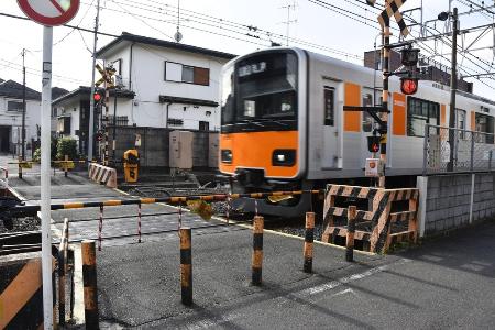 　男性が電車と衝突した踏切＝２０２３年１２月２８日、東京都板橋区