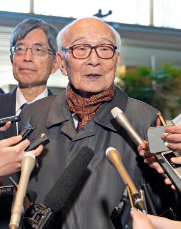 　石破首相との面会後に記者団の取材に応じる、ノーベル平和賞を受賞した被団協の代表委員田中熙巳さん＝８日午前、首相官邸