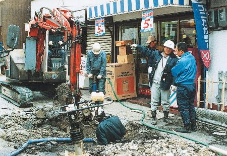 　阪神大震災で被害を受けたガス管の復旧作業（大阪ガス提供、画像の一部が加工されています）