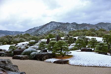 　足立美術館の主庭「枯山水庭」＝２０２３年１２月、島根県安来市（同館提供）