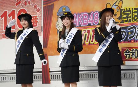 　警視庁新宿署の一日署長に就任した「ＡＫＢ４８」の（左から）新井彩永さん、水島美結さん、平田侑希さん＝８日、東京・歌舞伎町