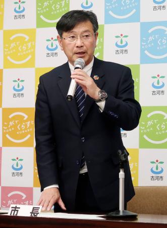 　記者会見で和解について説明する茨城県古河市の針谷力市長＝８日午後、古河市役所