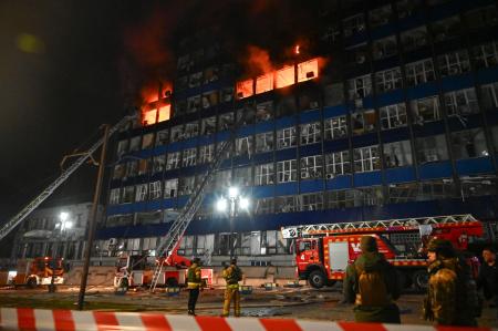 　ロシアの攻撃で被害を受けた建物で作業する消防隊員＝８日、ウクライナ・ザポロジエ（ロイター＝共同）