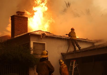 　８日、米カリフォルニア州アルタデナで、消火に当たる消防隊員（ゲッティ＝共同）