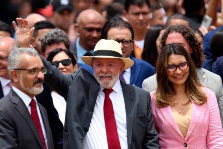 　ブラジルの三権中枢襲撃事件から２年を迎え、式典に参加したルラ大統領（中央）＝８日、ブラジリア（ＡＰ＝共同）