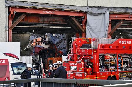 　天井崩落があった建物解体工事現場＝９日午後０時４分、千葉市中央区