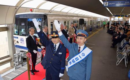 　一日駅長の池田優太朗さん（手前右）の合図で出発する北九州モノレールの記念列車＝９日午前、北九州市の平和通駅