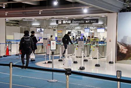 　成田空港の保安検査場に向かう旅客ら＝９日午後