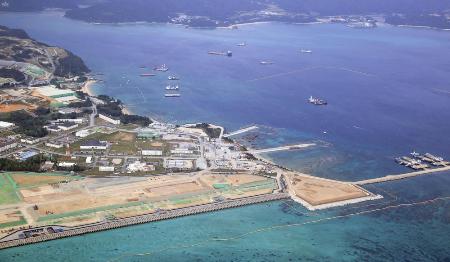 　米軍普天間飛行場移設に向けた工事が続く、沖縄県名護市辺野古の沿岸部。奥側が大浦湾＝２０２４年１２月