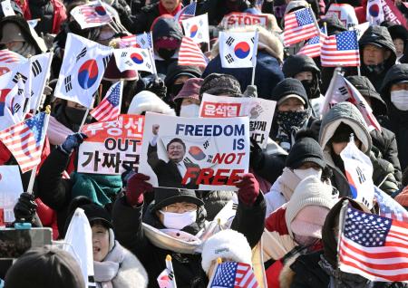 　９日、ソウルの韓国大統領公邸付近に集まった尹錫悦大統領支持派の人々（共同）