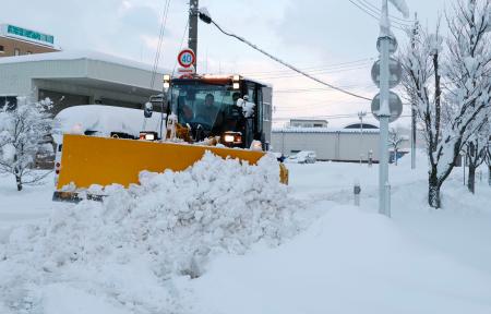 　除雪作業が続く山形県鶴岡市＝１０日午前