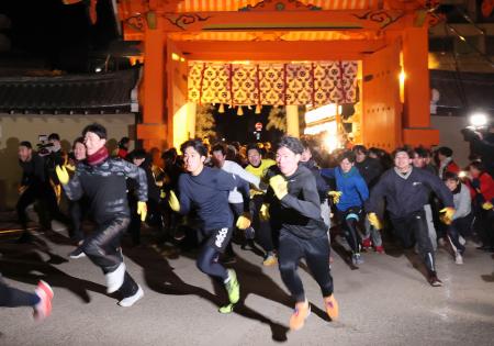 　西宮神社の「福男選び」で、本殿を目指して一斉に駆け出す参拝者＝１０日午前６時、兵庫県西宮市